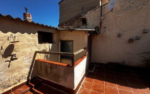 C 259 Venta casa de dos plantas primera reformada y planta segunda diafana.