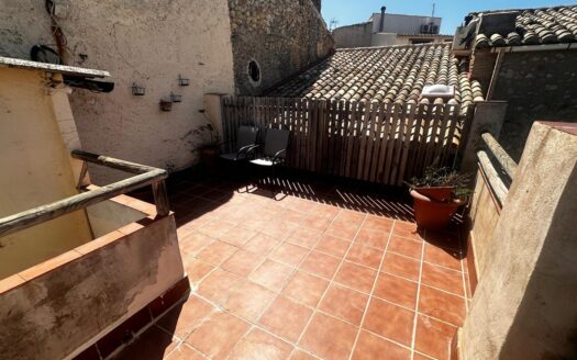 C 259 Venta casa de dos plantas primera reformada y planta segunda diafana.