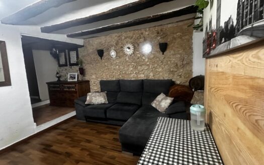 C 259 Venta casa de dos plantas primera reformada y planta segunda diafana.