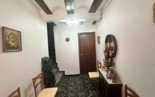 C 262 Venta de casa en Biar la primera planta esta independiente del resto de la vivienda, por lo que son dos casas en una.