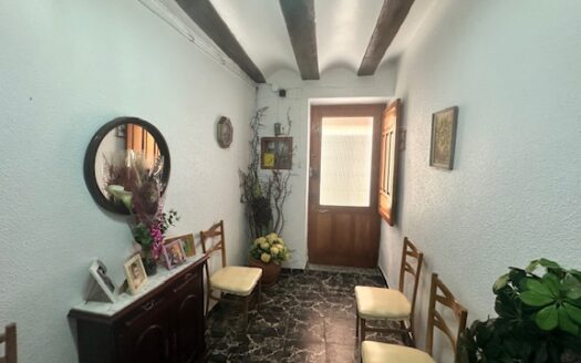 C 262 Venta de casa en Biar la primera planta esta independiente del resto de la vivienda, por lo que son dos casas en una.