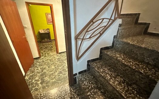C 262 Venta de casa en Biar la primera planta esta independiente del resto de la vivienda, por lo que son dos casas en una.