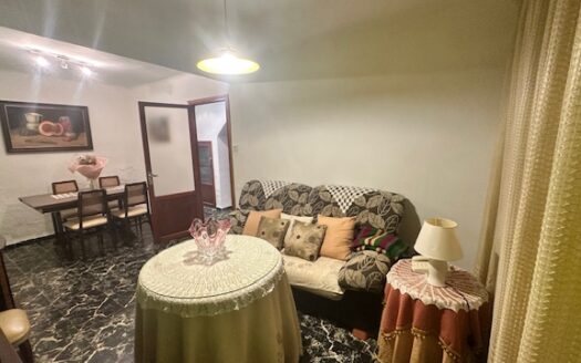 C 262 Venta de casa en Biar la primera planta esta independiente del resto de la vivienda, por lo que son dos casas en una.