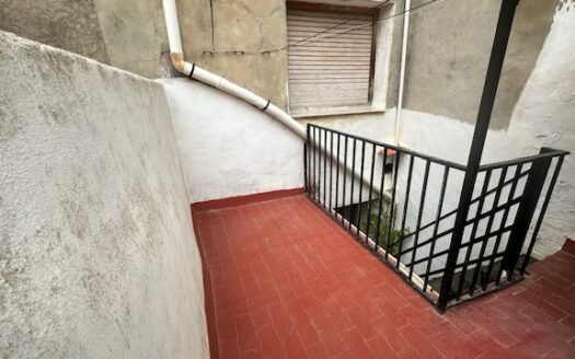 C 262 Venta de casa en Biar la primera planta esta independiente del resto de la vivienda, por lo que son dos casas en una.