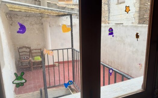 C 262 Venta de casa en Biar la primera planta esta independiente del resto de la vivienda, por lo que son dos casas en una.