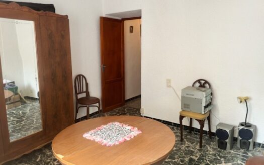 C 262 Venta de casa en Biar la primera planta esta independiente del resto de la vivienda, por lo que son dos casas en una.