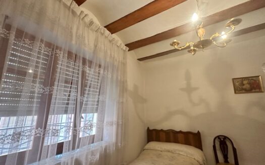 C 262 Venta de casa en Biar la primera planta esta independiente del resto de la vivienda, por lo que son dos casas en una.