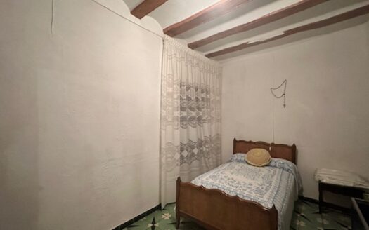 C 262 Venta de casa en Biar la primera planta esta independiente del resto de la vivienda, por lo que son dos casas en una.