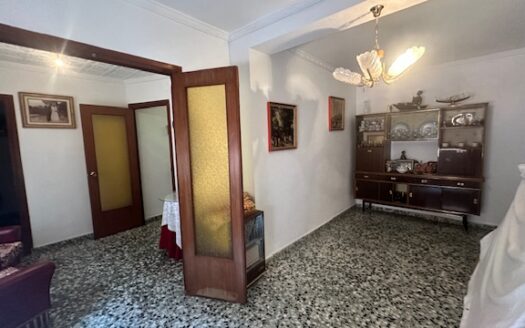 C 262 Venta de casa en Biar la primera planta esta independiente del resto de la vivienda, por lo que son dos casas en una.