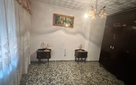 C 262 Venta de casa en Biar la primera planta esta independiente del resto de la vivienda, por lo que son dos casas en una.