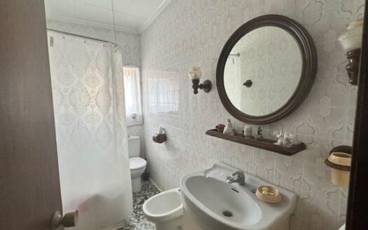 C 262 Venta de casa en Biar la primera planta esta independiente del resto de la vivienda, por lo que son dos casas en una.