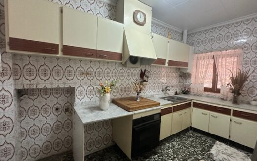 C 262 Venta de casa en Biar la primera planta esta independiente del resto de la vivienda, por lo que son dos casas en una.