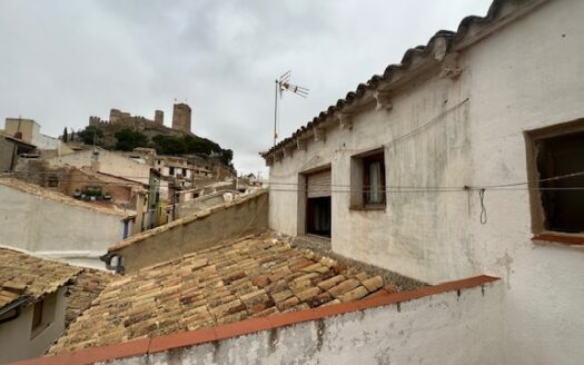 C 262 Venta de casa en Biar la primera planta esta independiente del resto de la vivienda, por lo que son dos casas en una.