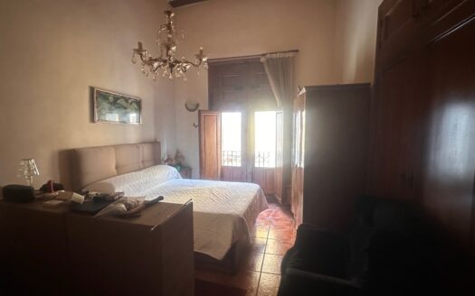 C 047 Se vende casa en pleno centro de Biar