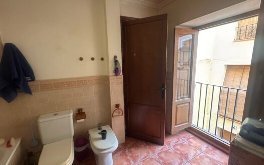 C 047 Se vende casa en pleno centro de Biar