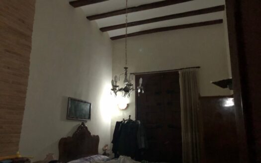 C 047 Se vende casa en pleno centro de  Biar