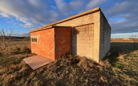 N 050  Se vende finca con almacen agricola en Biar
