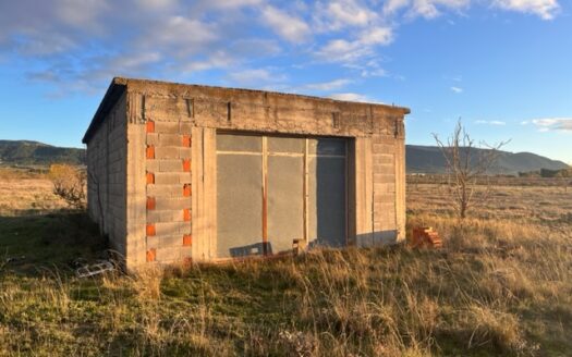 N 050  Se vende finca con almacen agricola en Biar