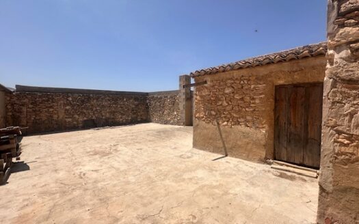 Finca 077 en Campo de Mirra con casa, nave y bodega con varias pinadas….