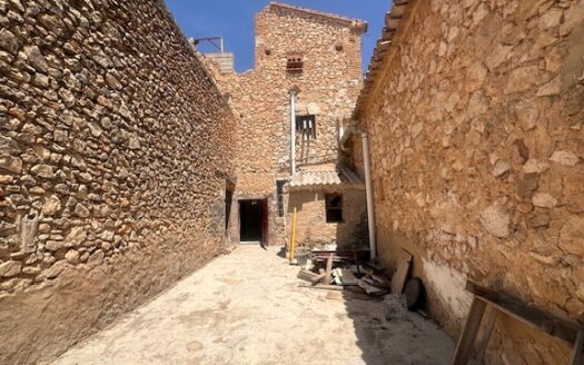 Finca 077 en Campo de Mirra con casa, nave y bodega con varias pinadas….