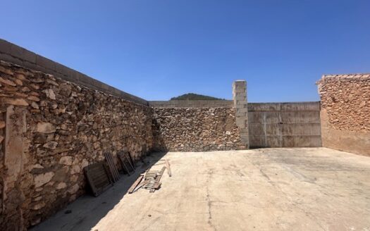 Finca 077 en Campo de Mirra con casa, nave y bodega con varias pinadas….