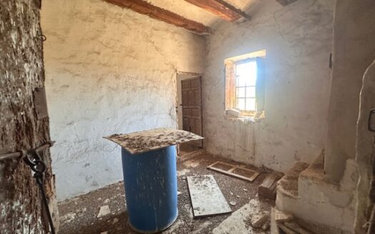 Finca 077 en Campo de Mirra con casa, nave y bodega con varias pinadas….