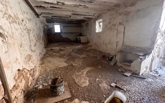 Finca 077 en Campo de Mirra con casa, nave y bodega con varias pinadas….