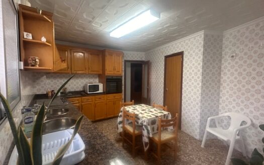 P369 piso en Biar con terraza y soleado toda la mañana con 155m2 con ascensor