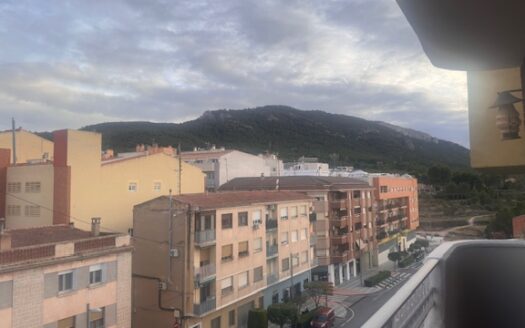 Piso en la Avda de Alicante en Biar soleado con terraza 4 hab